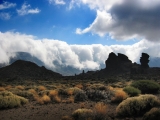 Cascada de nubes sobre las Cañadas del Teide