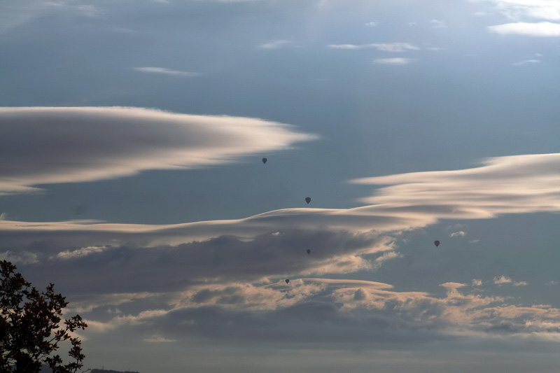 IMG 5548
Nubes de viento desde el Puerto del Cantó. Pueden verse globos aerostáticos.
