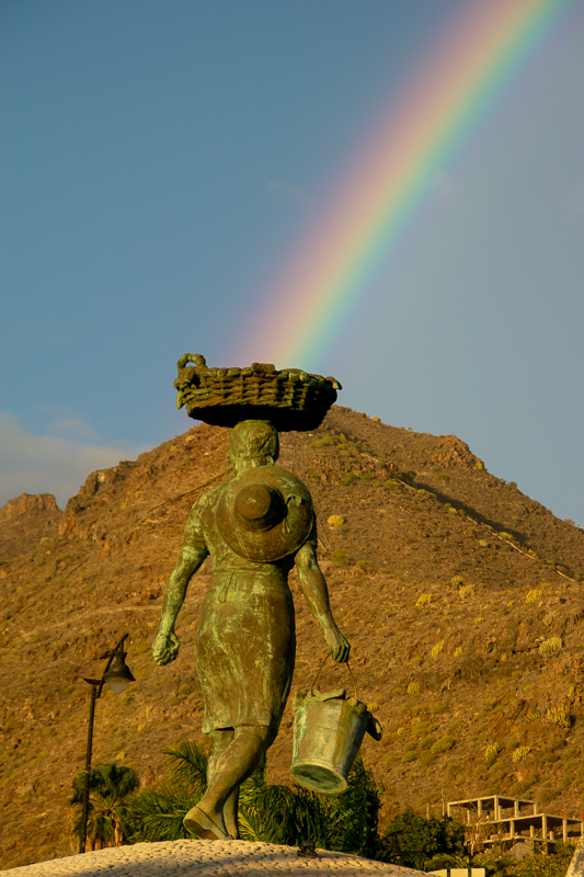 el origen del arcoíris
este arcoiris parece nacer de la cesta de esta escultura en Puerto Santiago, Tenerife
