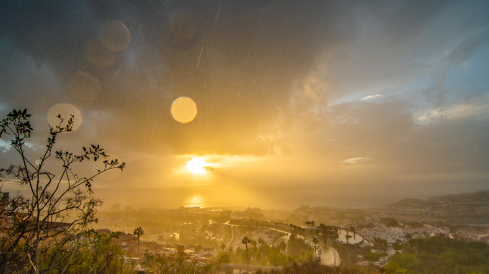 lluvia retroiluminada sobre Costa Adeje
El sol se pone sobre el Atlantica  y consigue  encontrar un hueco entre las nubes para iluminar las gotas de lluvia que han bañado   este invierno el sur de Tenerife
