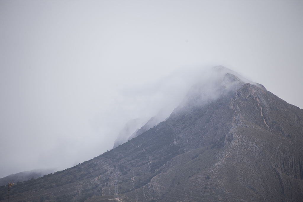 Agarradas
Nubes agarradas a la Sierra del buey de Jumilla.
