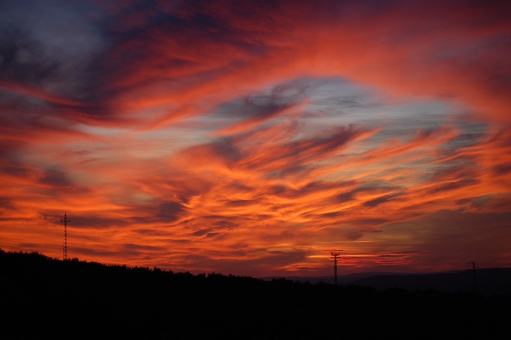 Atardecer otoñal
Atardecer desde los alrededores de Villacarrillo en el que las nubes bajas se iluminaron justo después de la puesta de Sol.
