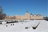 Palacio, nieve y cielo azul